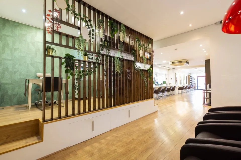 Reception and seating area of Visage in Ealing, where Therapy at Visage is based.