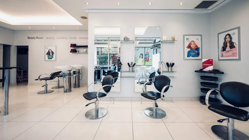 Wide salon floor with styling chairs and mirrors at Vida’s Brewery branch.